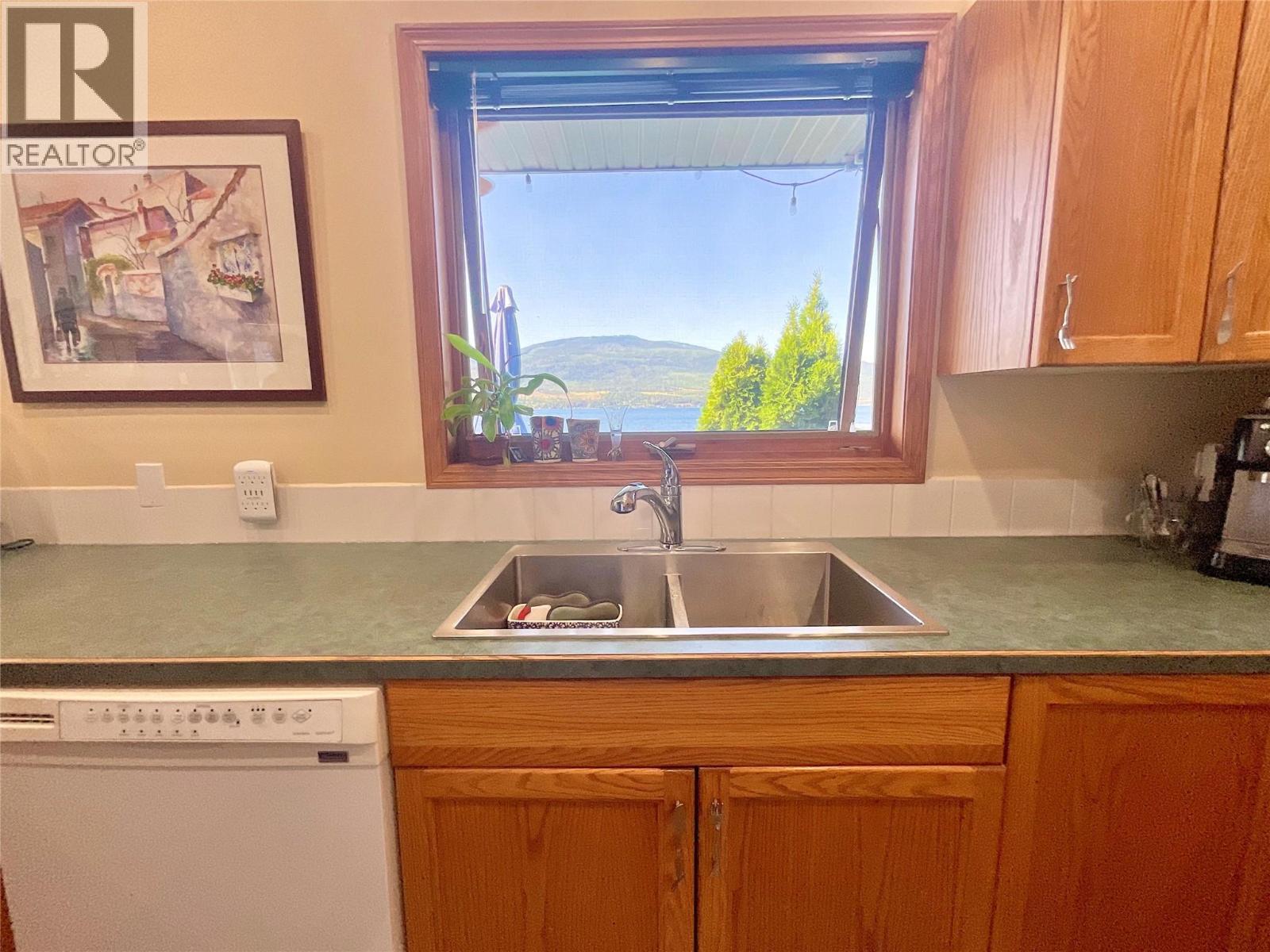 3935 Eagle Bay Rd. Road Unit# 1, Eagle Bay, BC - Indoor Photo Showing Kitchen