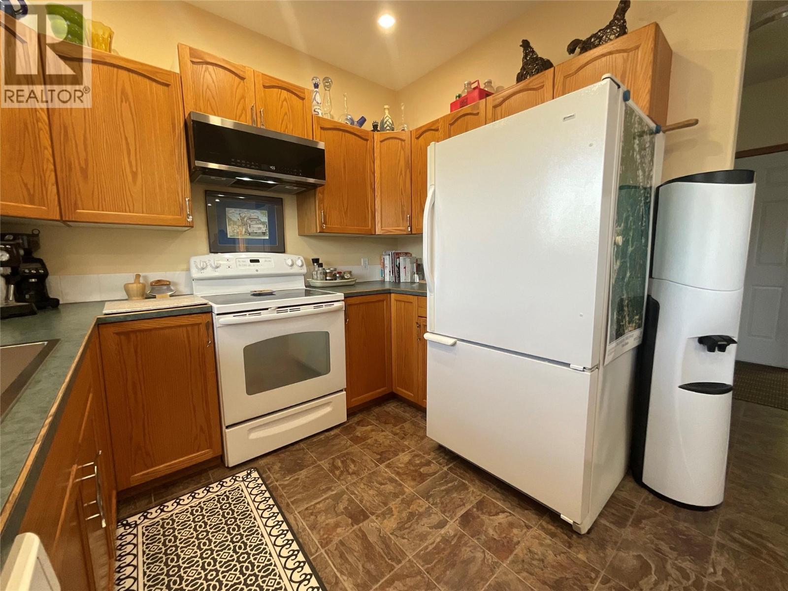 3935 Eagle Bay Rd. Road Unit# 1, Eagle Bay, BC - Indoor Photo Showing Kitchen