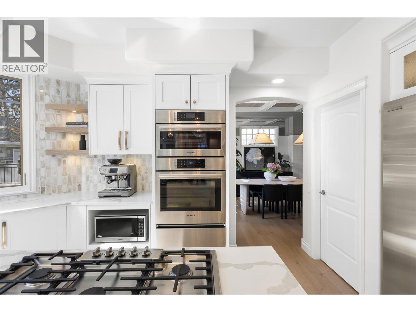 Sun filled Kitchen - 539 Metcalfe Avenue, Kelowna, BC - Indoor Photo Showing Kitchen