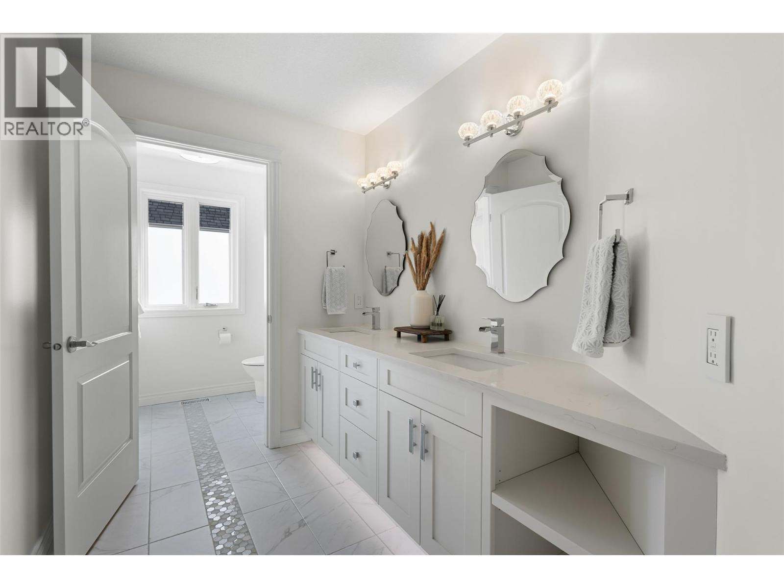Upper level second bathroom - 539 Metcalfe Avenue, Kelowna, BC - Indoor Photo Showing Bathroom