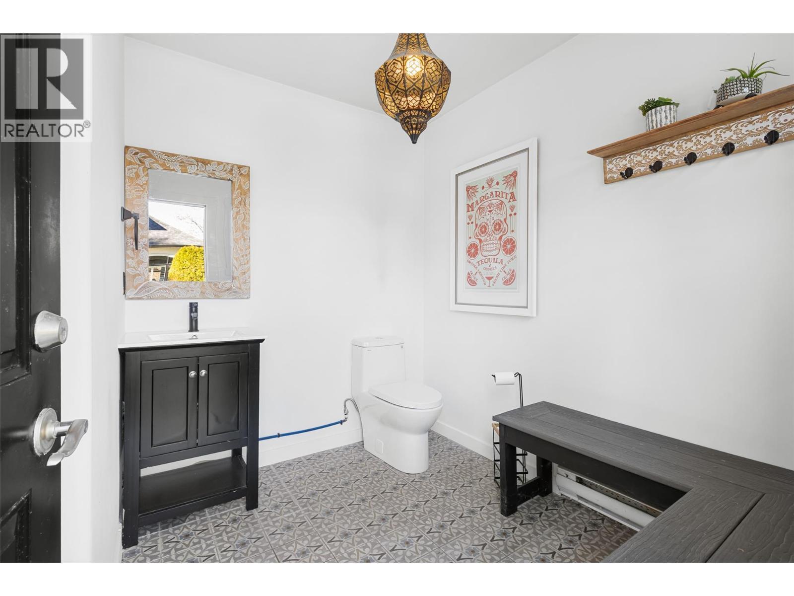 Poolhouse interior - 539 Metcalfe Avenue, Kelowna, BC - Indoor Photo Showing Other Room