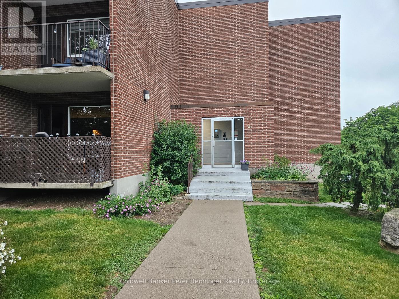 front entrance of building - 102 - 4 Avalon Place, Kitchener, ON - Outdoor
