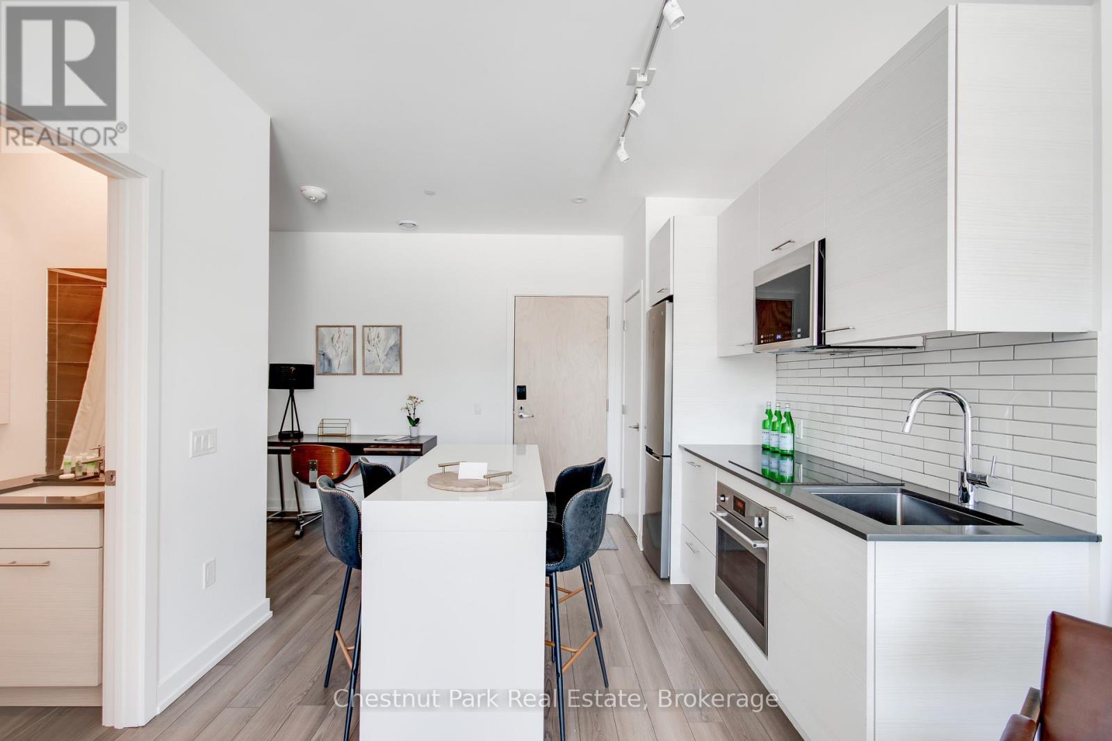 404 - 120 Carrick Trail, Gravenhurst (Muskoka (S)), ON - Indoor Photo Showing Kitchen With Upgraded Kitchen