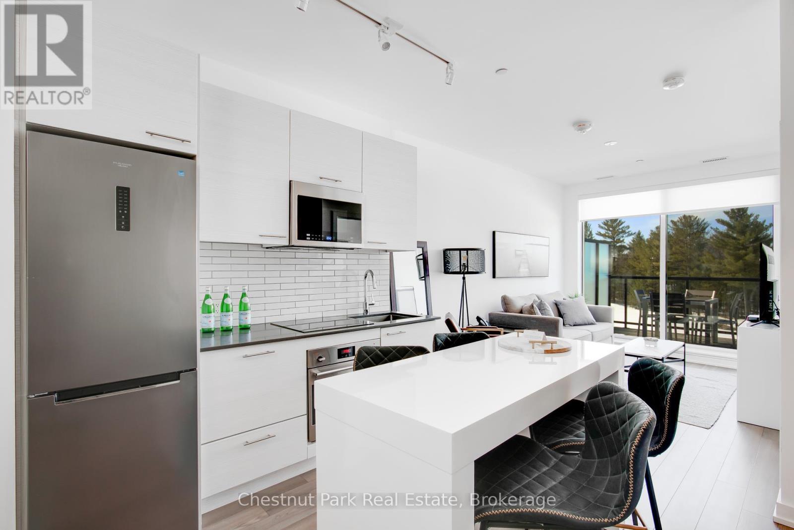 404 - 120 Carrick Trail, Gravenhurst (Muskoka (S)), ON - Indoor Photo Showing Kitchen