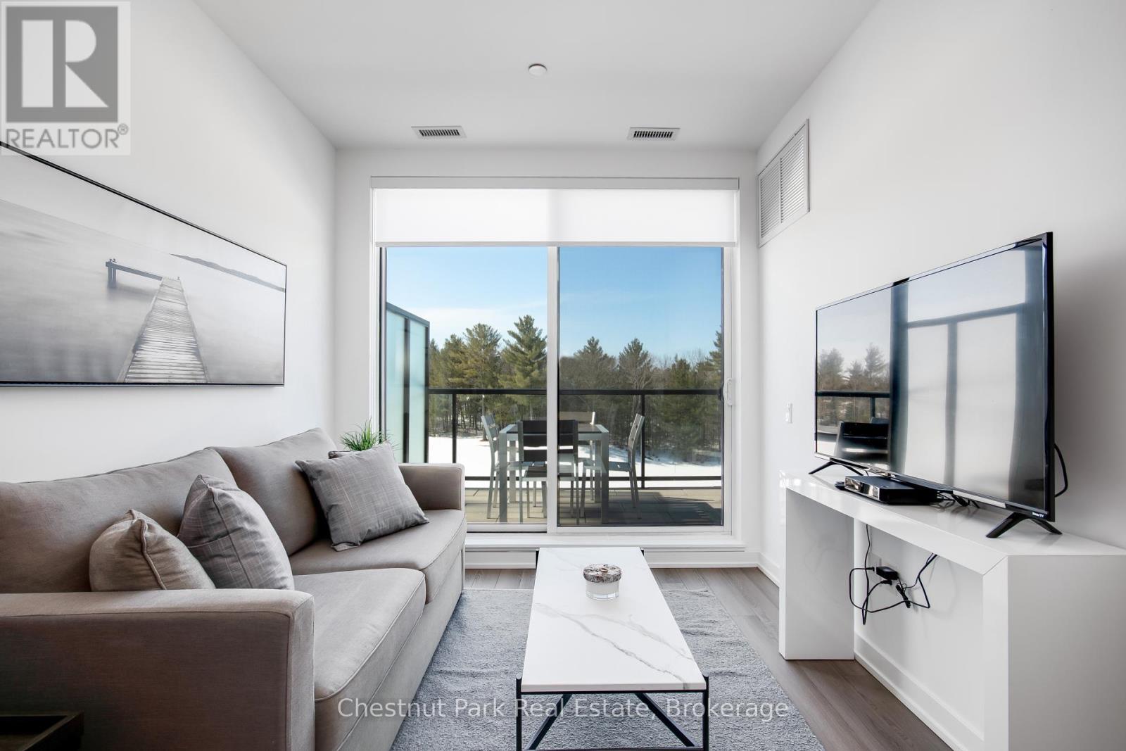 404 - 120 Carrick Trail, Gravenhurst (Muskoka (S)), ON - Indoor Photo Showing Living Room
