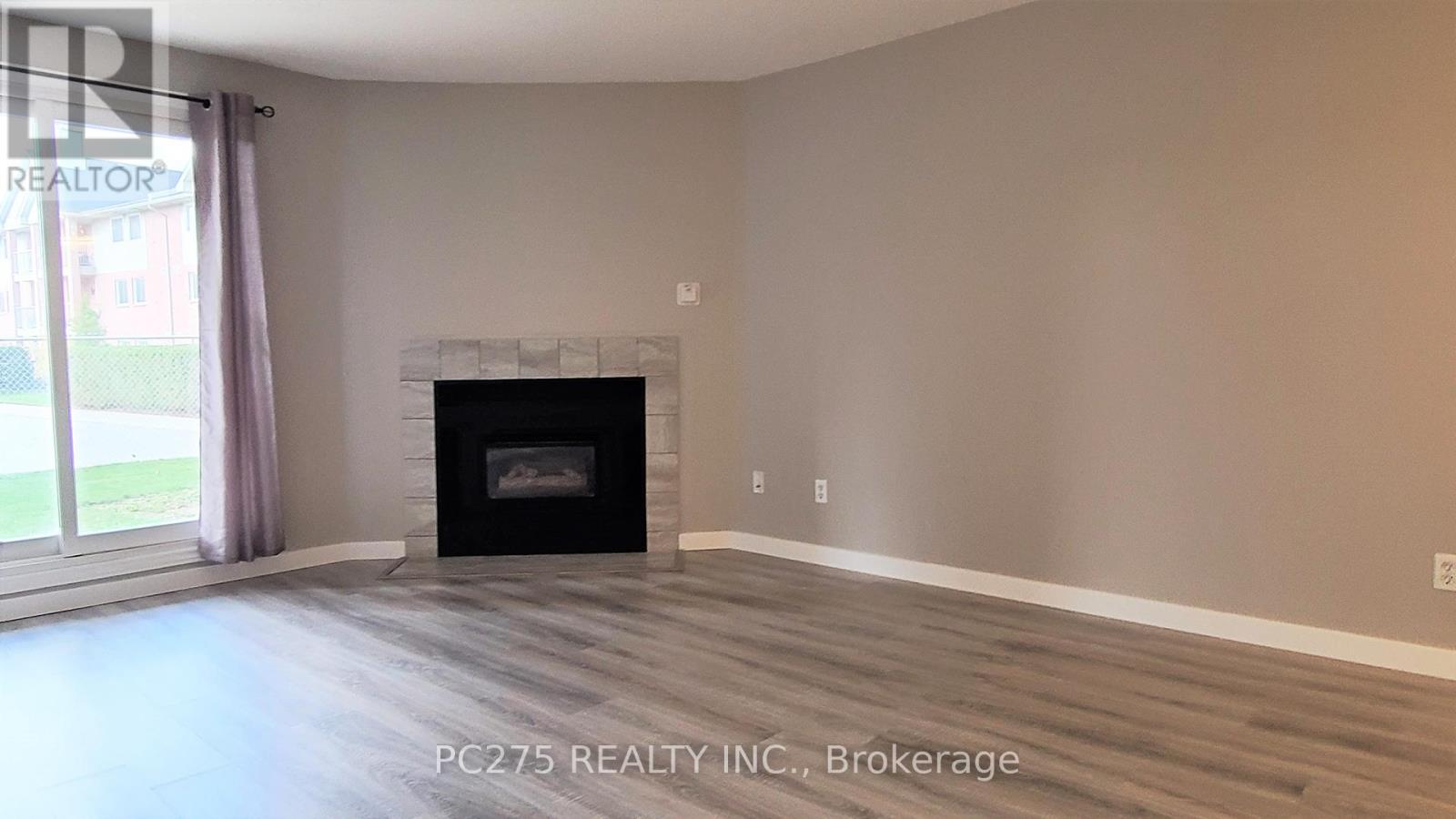 51 - 136 Conway Drive, London South (South X), ON - Indoor Photo Showing Living Room With Fireplace