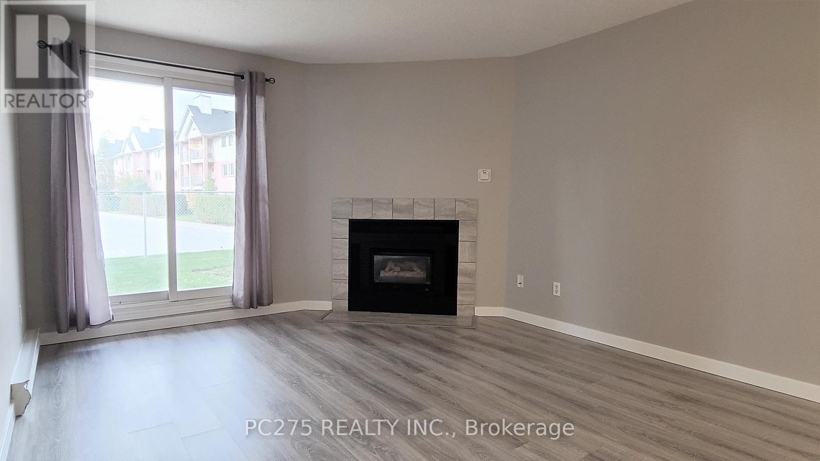 51 - 136 Conway Drive, London South (South X), ON - Indoor Photo Showing Living Room With Fireplace