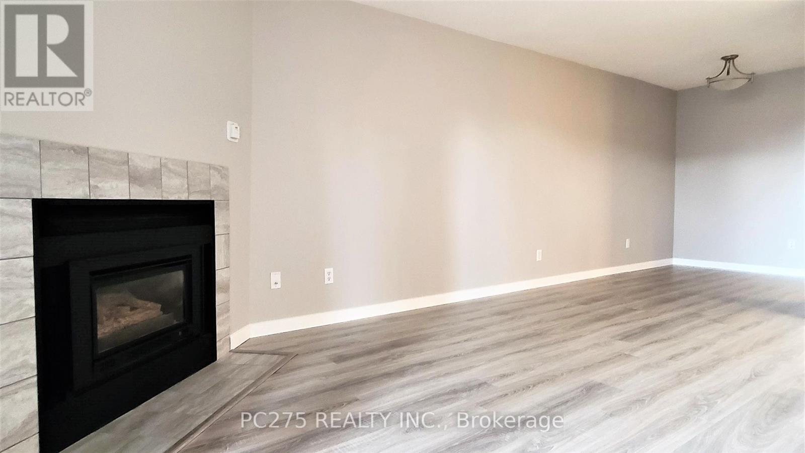 51 - 136 Conway Drive, London South (South X), ON - Indoor Photo Showing Other Room With Fireplace