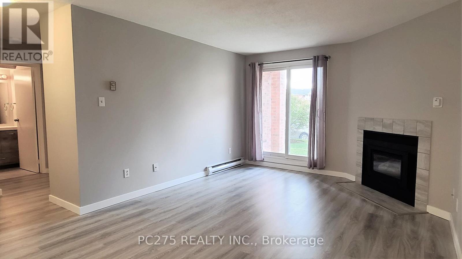 51 - 136 Conway Drive, London South (South X), ON - Indoor Photo Showing Living Room With Fireplace