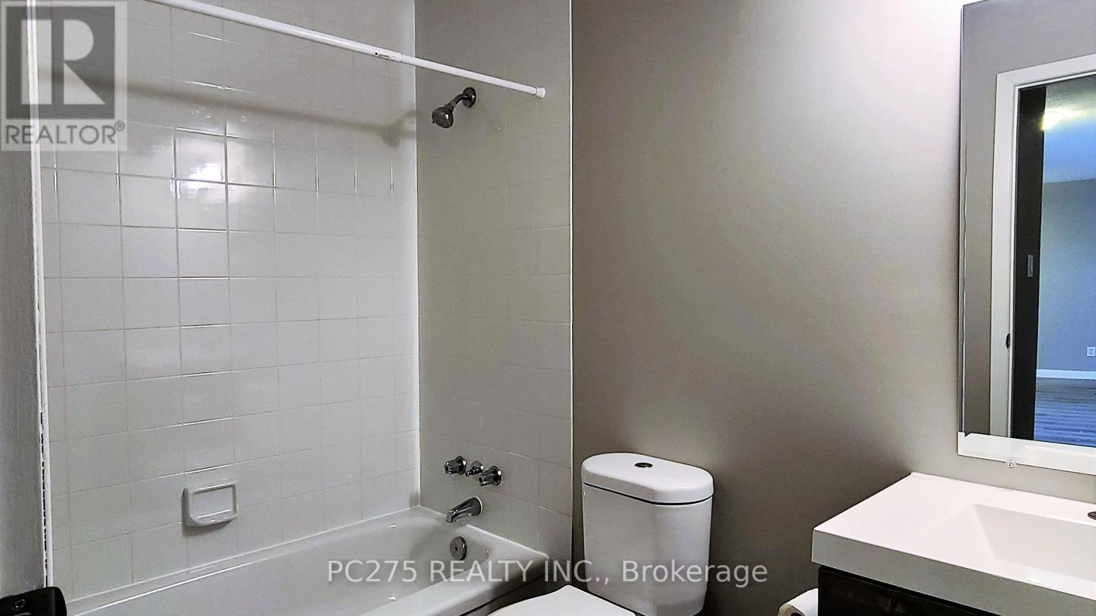 51 - 136 Conway Drive, London South (South X), ON - Indoor Photo Showing Bathroom