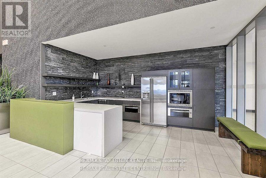 1102 - 360 Square One Drive, Mississauga, ON - Indoor Photo Showing Kitchen