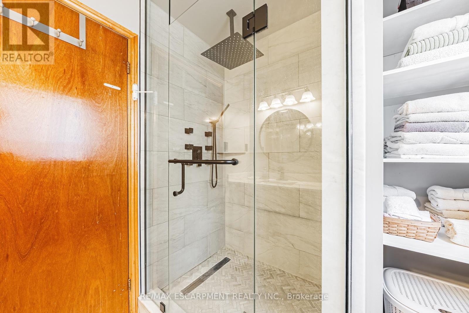 19 Glenhaven Court, Hamilton, ON - Indoor Photo Showing Bathroom