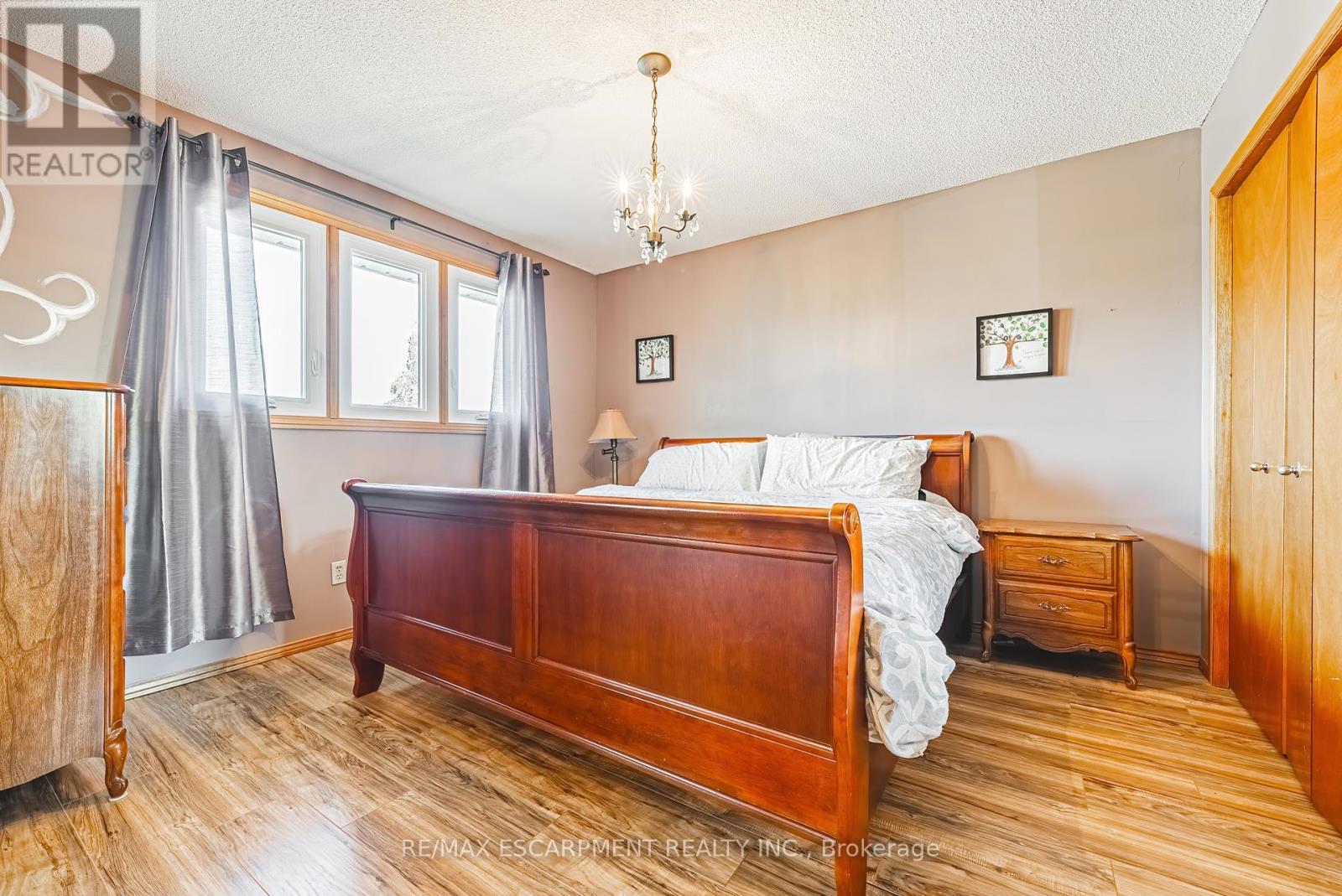 19 Glenhaven Court, Hamilton, ON - Indoor Photo Showing Bedroom