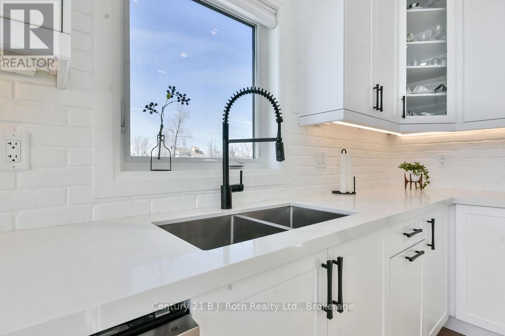 27 - 53 Dock Lane, Tay (Port Mcnicoll), ON - Indoor Photo Showing Kitchen With Double Sink