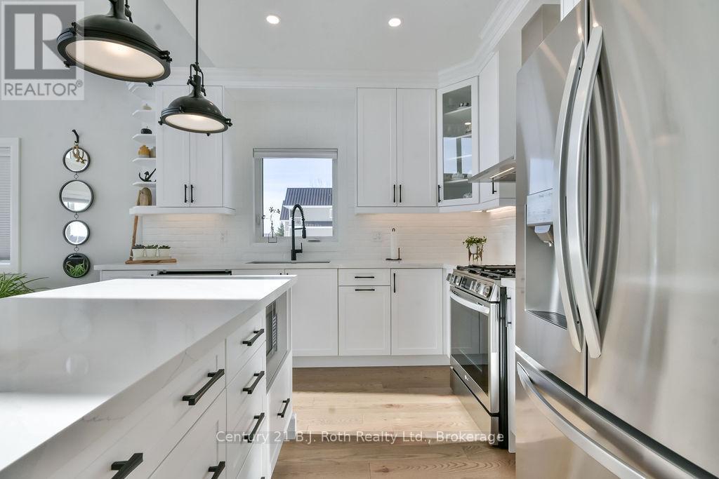 27 - 53 Dock Lane, Tay (Port Mcnicoll), ON - Indoor Photo Showing Kitchen With Upgraded Kitchen