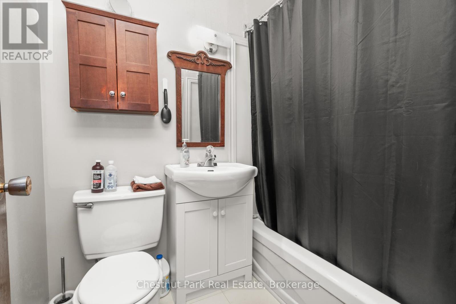 Upper Level Bachelor Suite - 84 Hiram Street, Bracebridge (Macaulay), ON - Indoor Photo Showing Bathroom