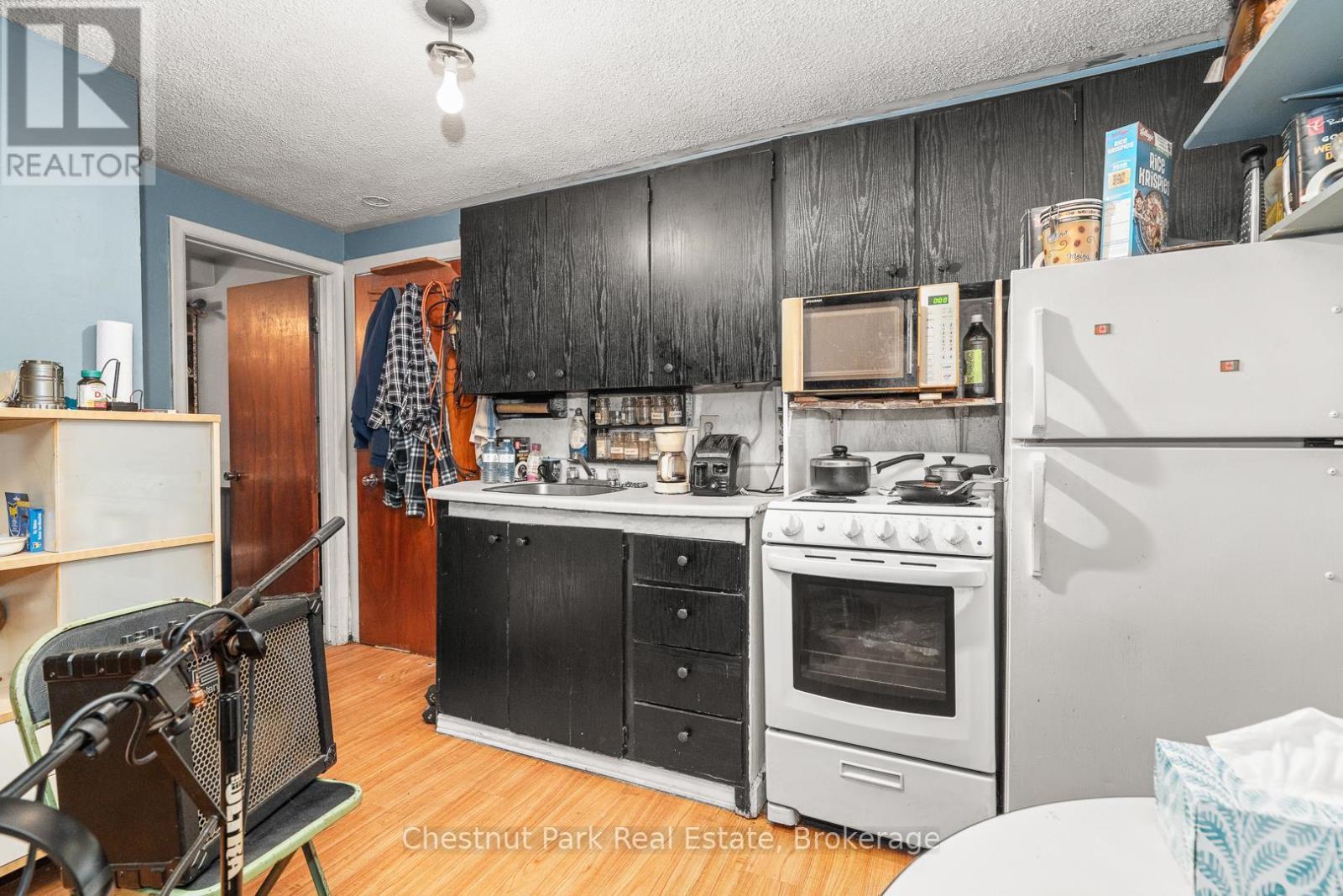 Lower Level Bachelor - 84 Hiram Street, Bracebridge (Macaulay), ON - Indoor Photo Showing Kitchen