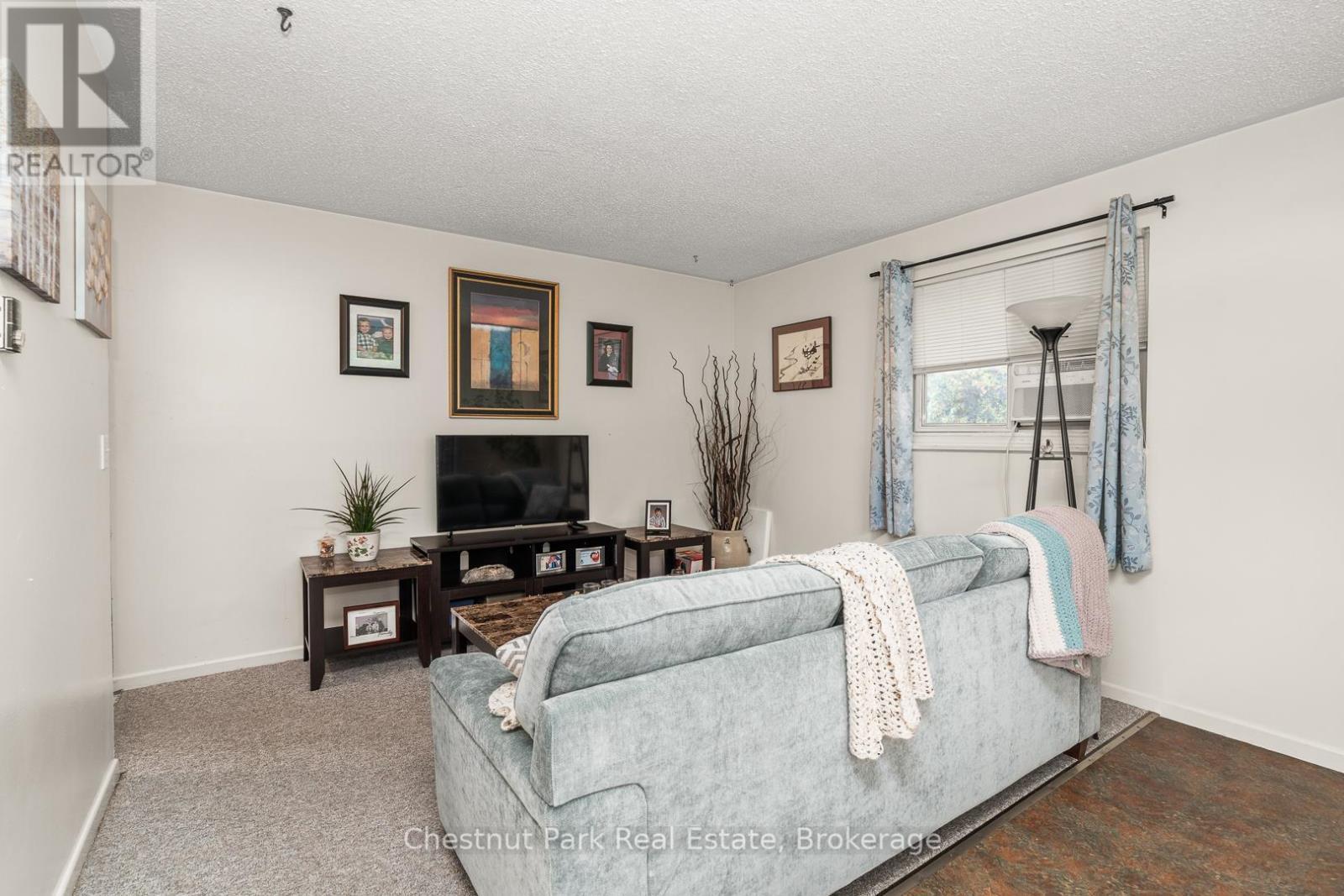 One Bedroom Upper Level - 84 Hiram Street, Bracebridge (Macaulay), ON - Indoor Photo Showing Living Room