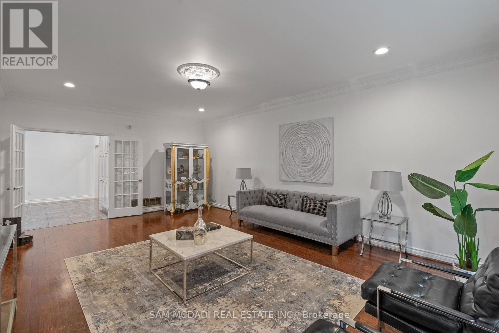 2339 Glengarry Road, Mississauga, ON - Indoor Photo Showing Living Room