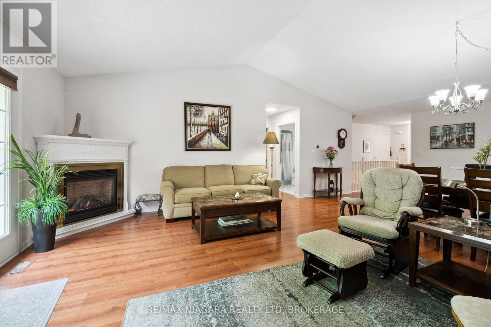 17 - 2684 Mewburn Road, Niagara Falls (Casey), ON - Indoor Photo Showing Living Room With Fireplace
