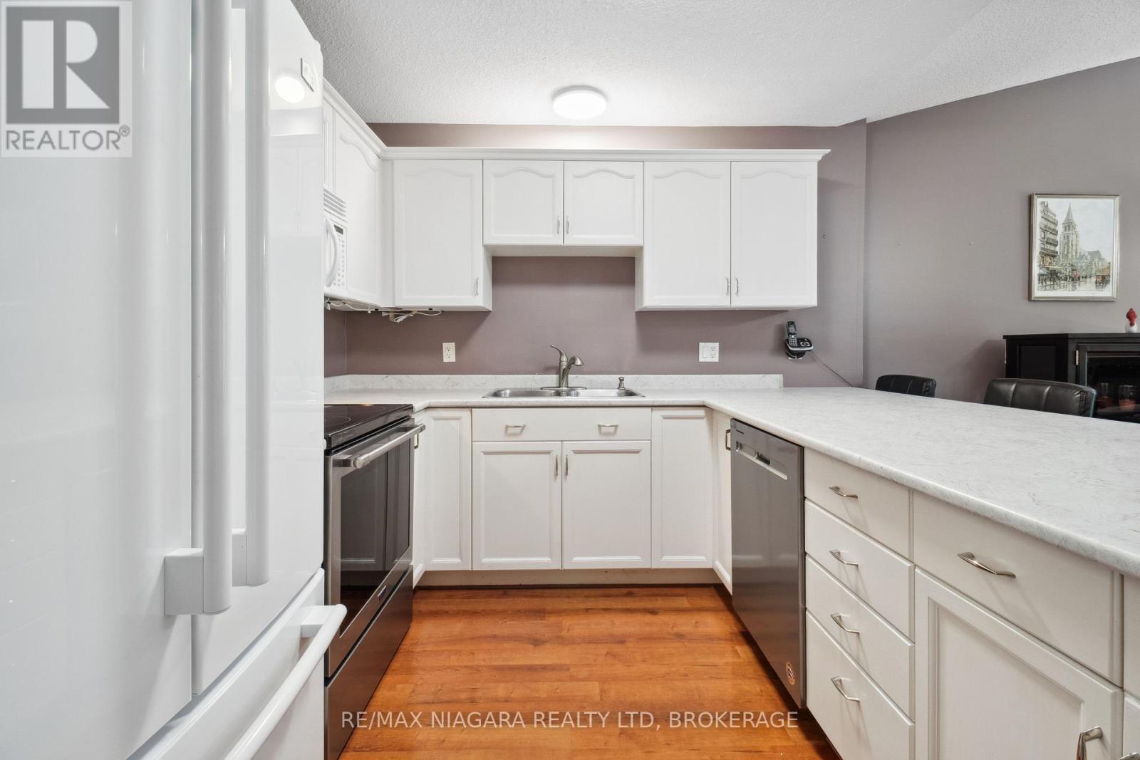 17 - 2684 Mewburn Road, Niagara Falls (Casey), ON - Indoor Photo Showing Kitchen With Double Sink