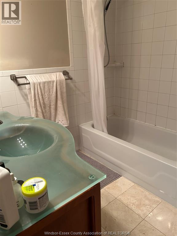 5125 Riverside Drive East Unit# 504, Windsor, ON - Indoor Photo Showing Bathroom