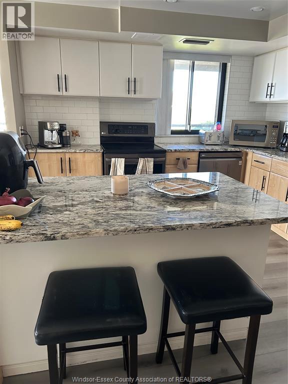 5125 Riverside Drive East Unit# 504, Windsor, ON - Indoor Photo Showing Kitchen