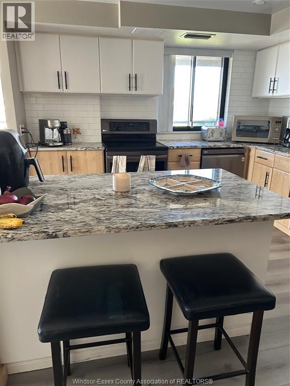 5125 Riverside Drive East Unit# 504, Windsor, ON - Indoor Photo Showing Kitchen