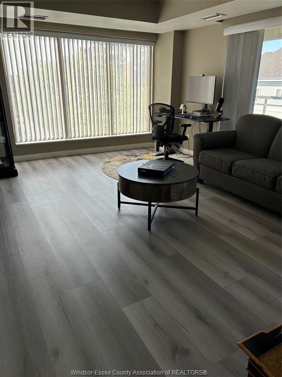5125 Riverside Drive East Unit# 504, Windsor, ON - Indoor Photo Showing Living Room