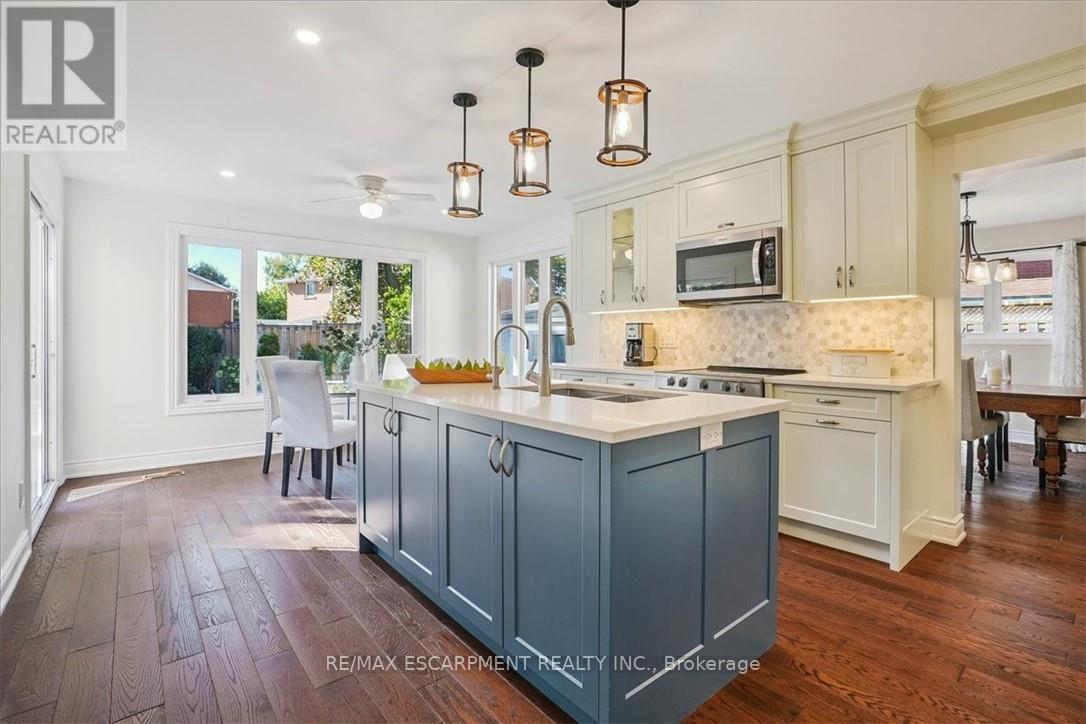 41 Steen Drive, Mississauga, ON - Indoor Photo Showing Kitchen With Double Sink With Upgraded Kitchen