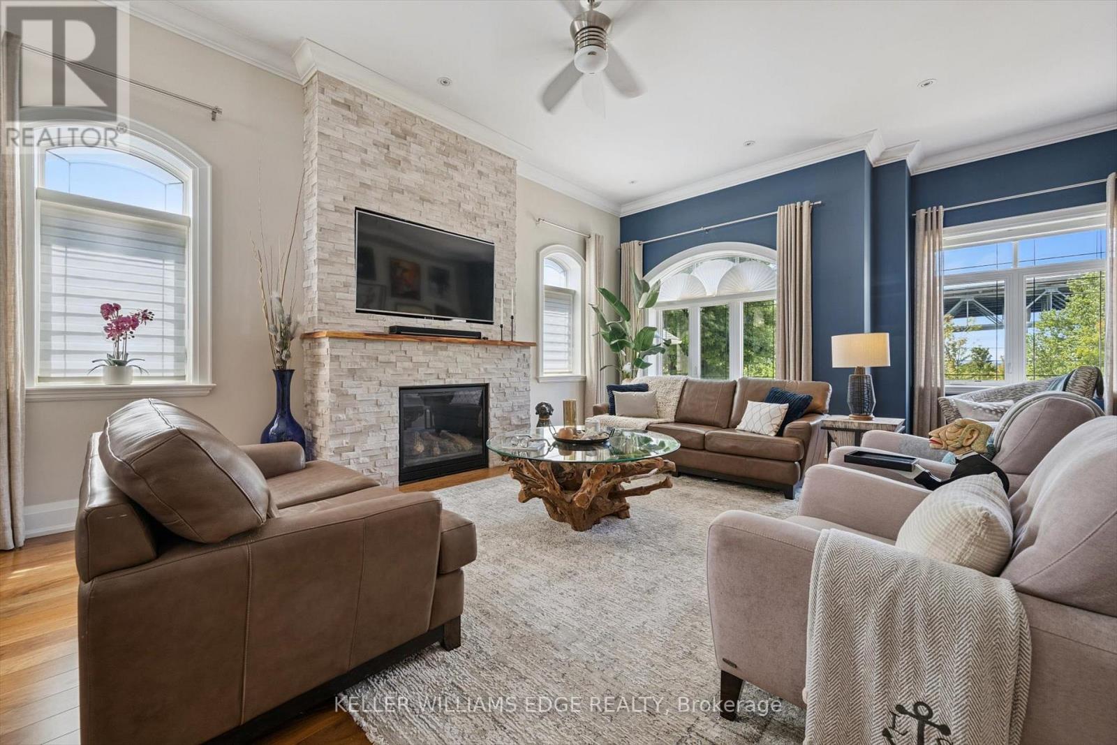 1081 Beach Boulevard, Hamilton, ON - Indoor Photo Showing Living Room With Fireplace