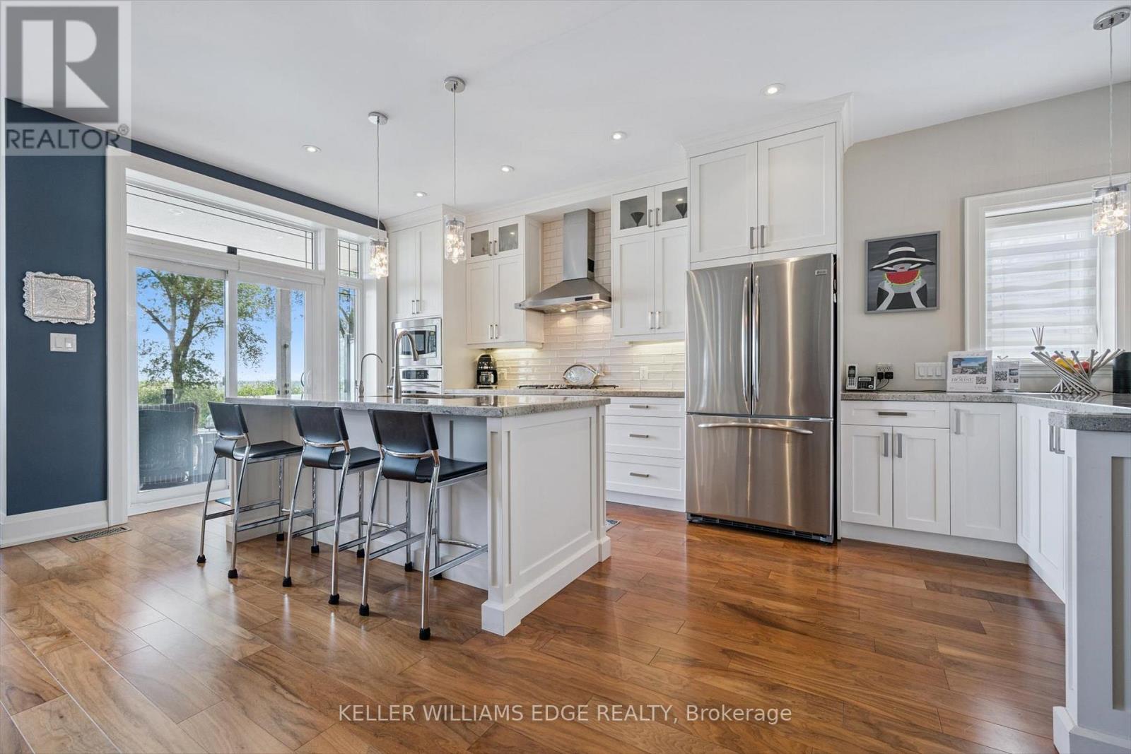 1081 Beach Boulevard, Hamilton, ON - Indoor Photo Showing Kitchen With Stainless Steel Kitchen With Upgraded Kitchen