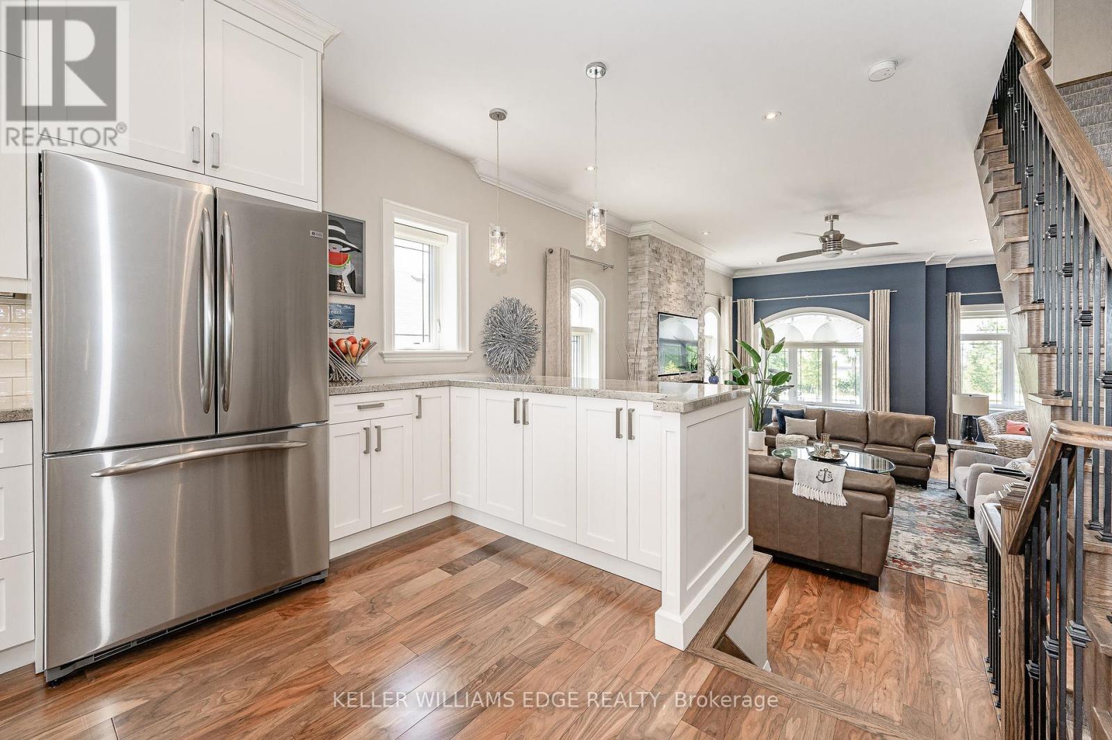 1081 Beach Boulevard, Hamilton, ON - Indoor Photo Showing Kitchen With Stainless Steel Kitchen With Upgraded Kitchen