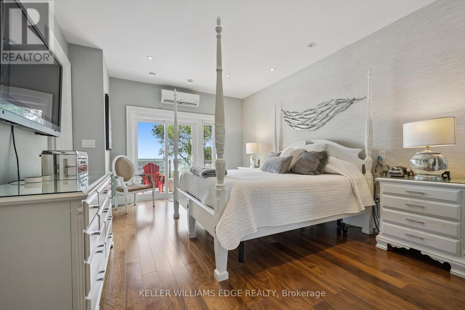 1081 Beach Boulevard, Hamilton, ON - Indoor Photo Showing Bedroom