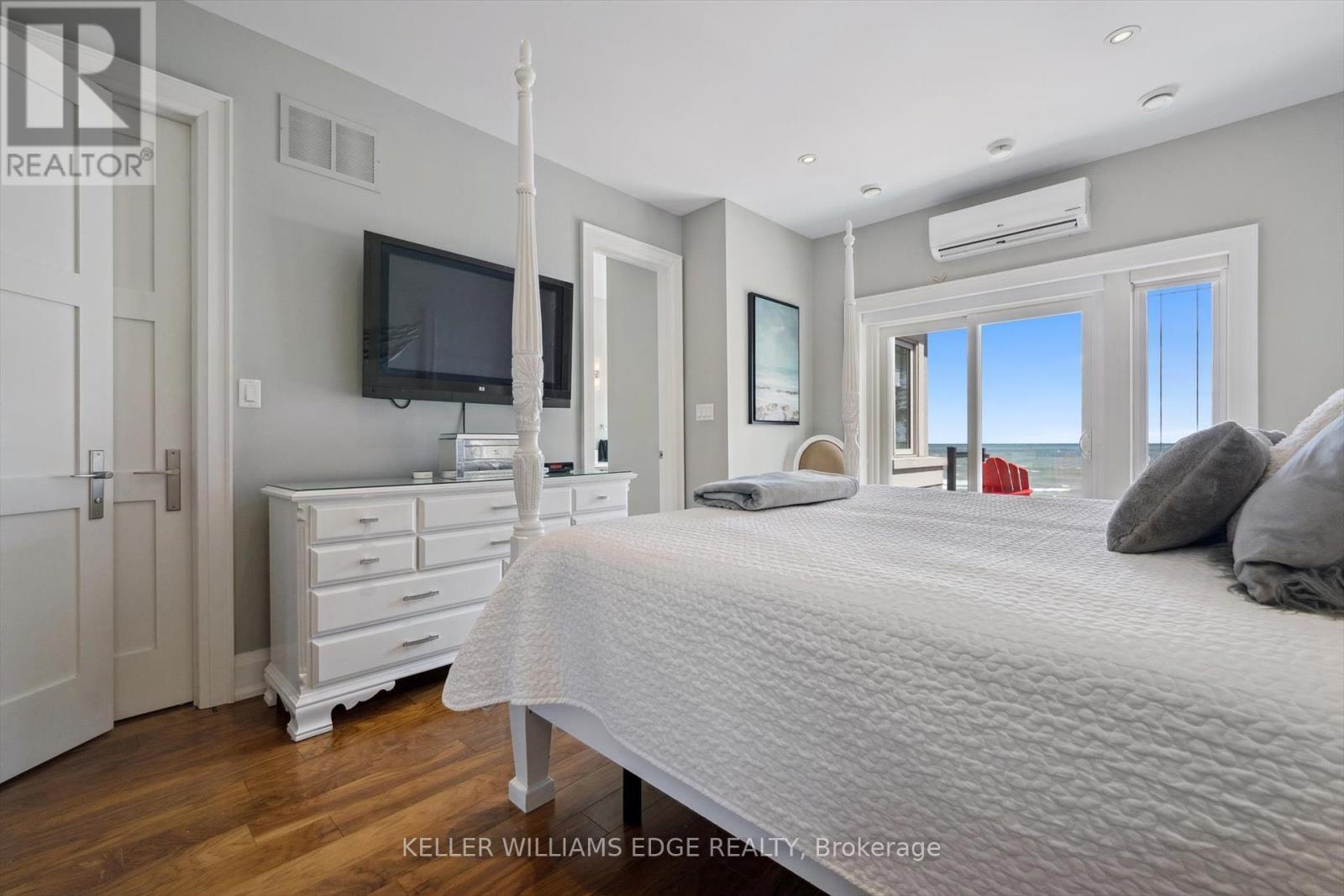 1081 Beach Boulevard, Hamilton, ON - Indoor Photo Showing Bedroom