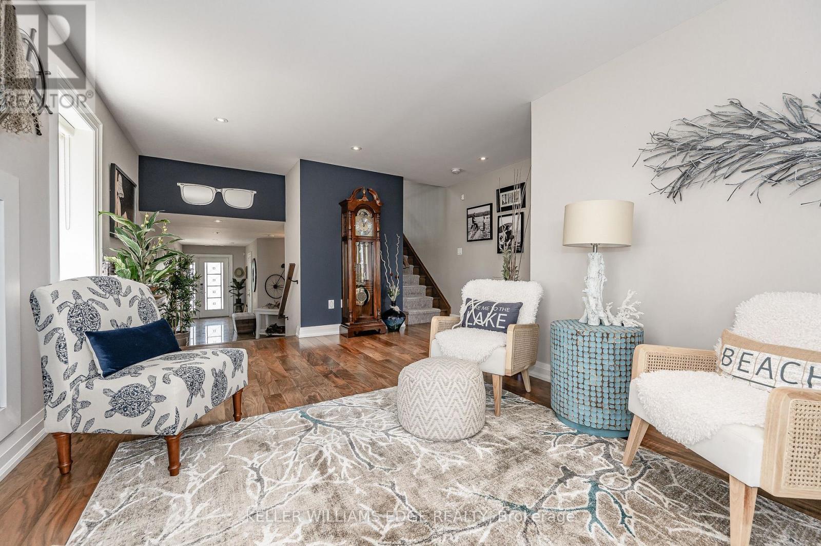1081 Beach Boulevard, Hamilton, ON - Indoor Photo Showing Living Room