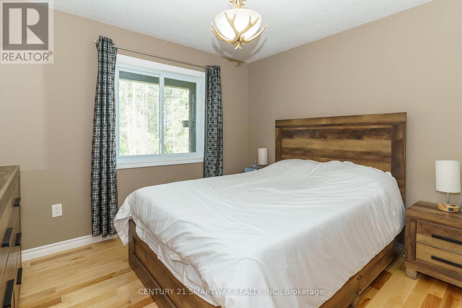 96 Main Street, Burk'S Falls, ON - Indoor Photo Showing Bedroom