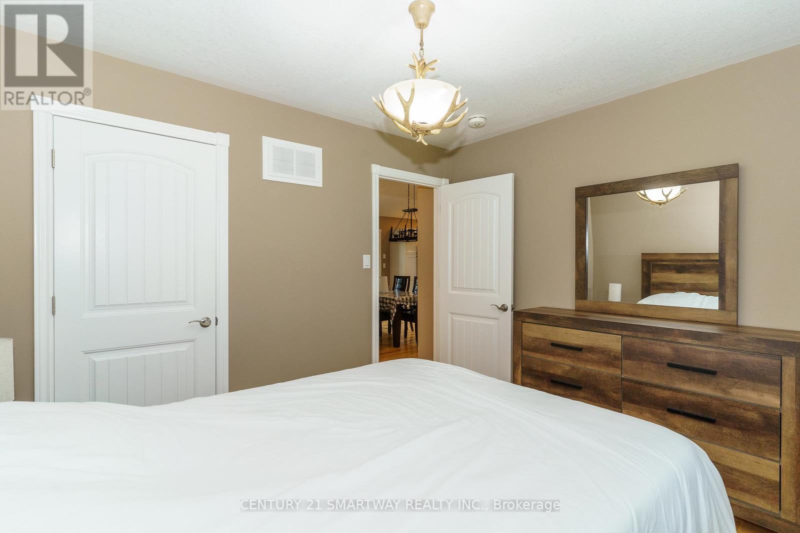 96 Main Street, Burk'S Falls, ON - Indoor Photo Showing Bedroom