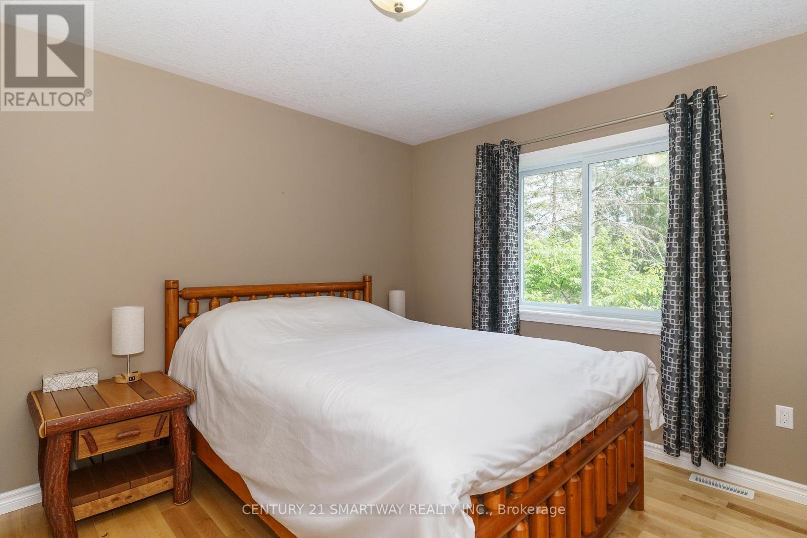 96 Main Street, Burk'S Falls, ON - Indoor Photo Showing Bedroom
