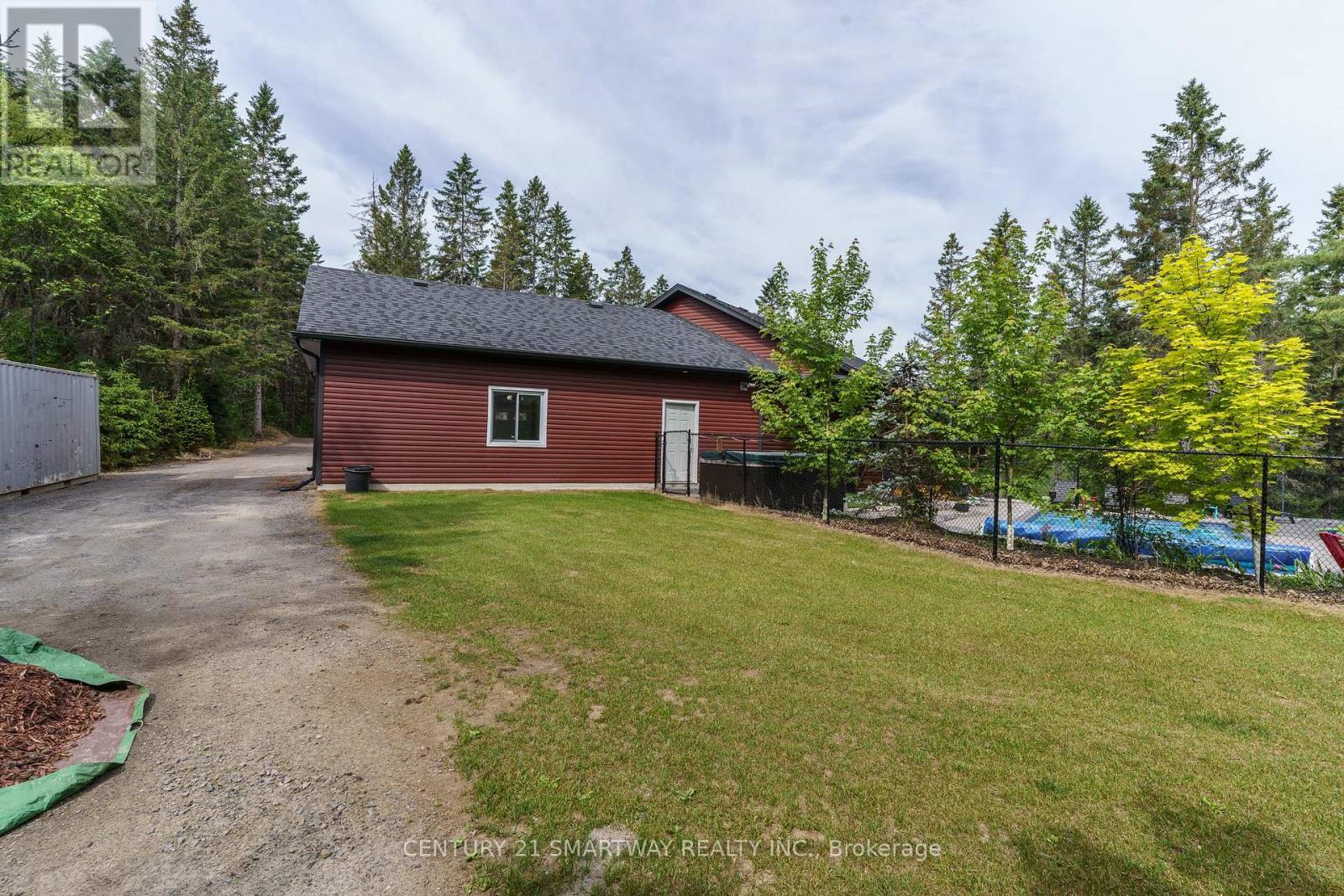 96 Main Street, Burk'S Falls, ON - Outdoor