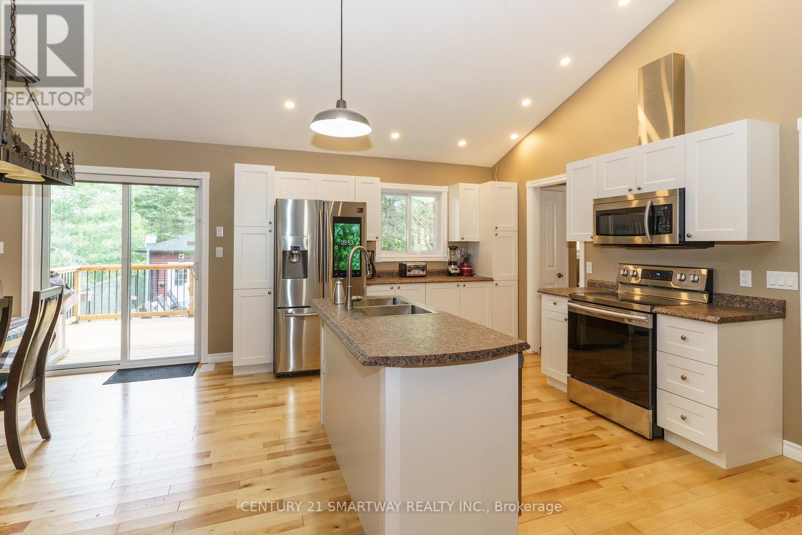 96 Main Street, Burk'S Falls, ON - Indoor Photo Showing Kitchen With Double Sink With Upgraded Kitchen