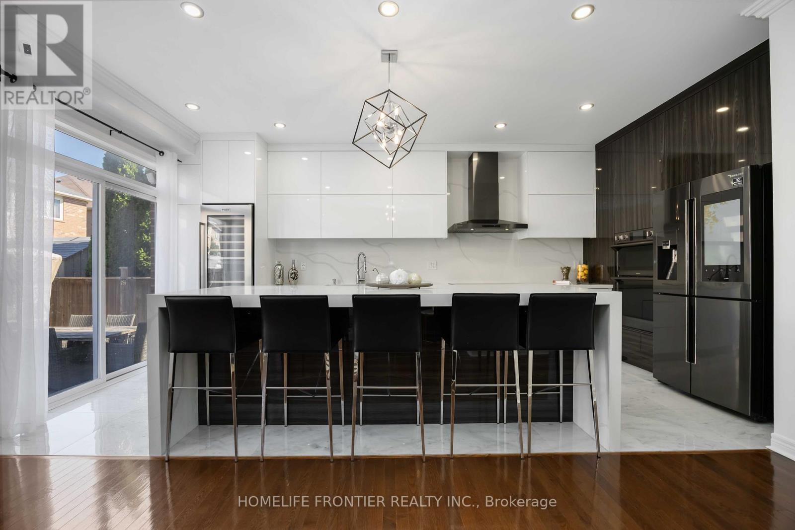 26 Barnstone Drive, Markham, ON - Indoor Photo Showing Kitchen With Upgraded Kitchen