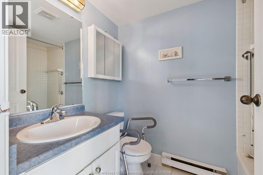 3663 Riverside Drive East Unit# 306, Windsor, ON - Indoor Photo Showing Bathroom