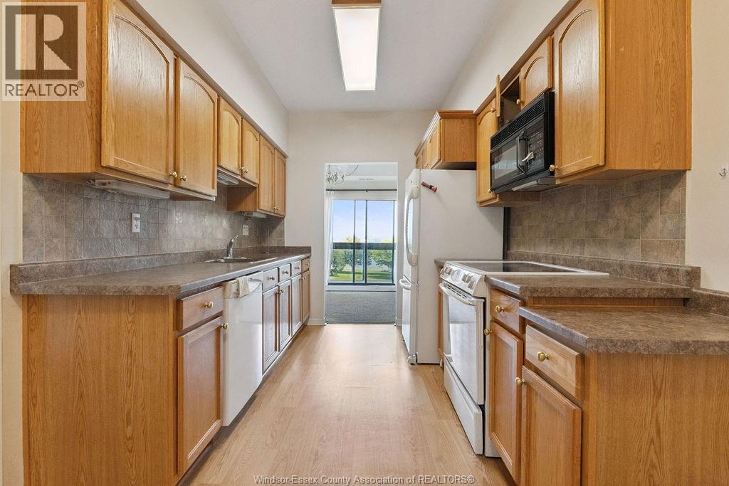 3663 Riverside Drive East Unit# 306, Windsor, ON - Indoor Photo Showing Kitchen