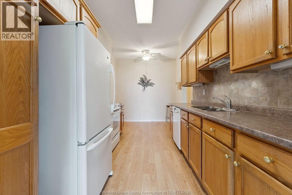 3663 Riverside Drive East Unit# 306, Windsor, ON - Indoor Photo Showing Kitchen