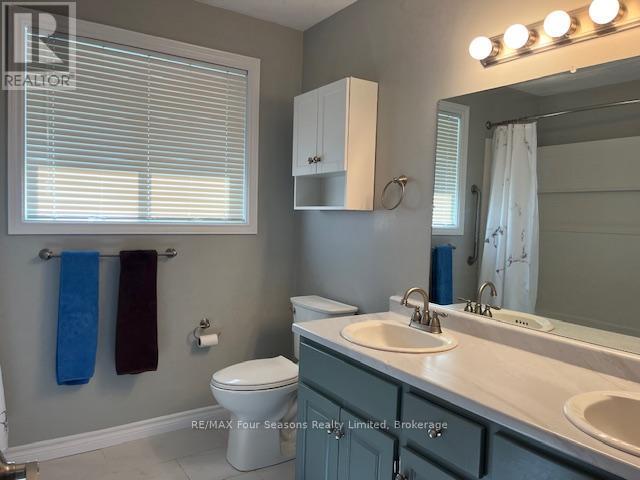 bathroom upper - 286 Sixth Street, Collingwood, ON - Indoor Photo Showing Bathroom