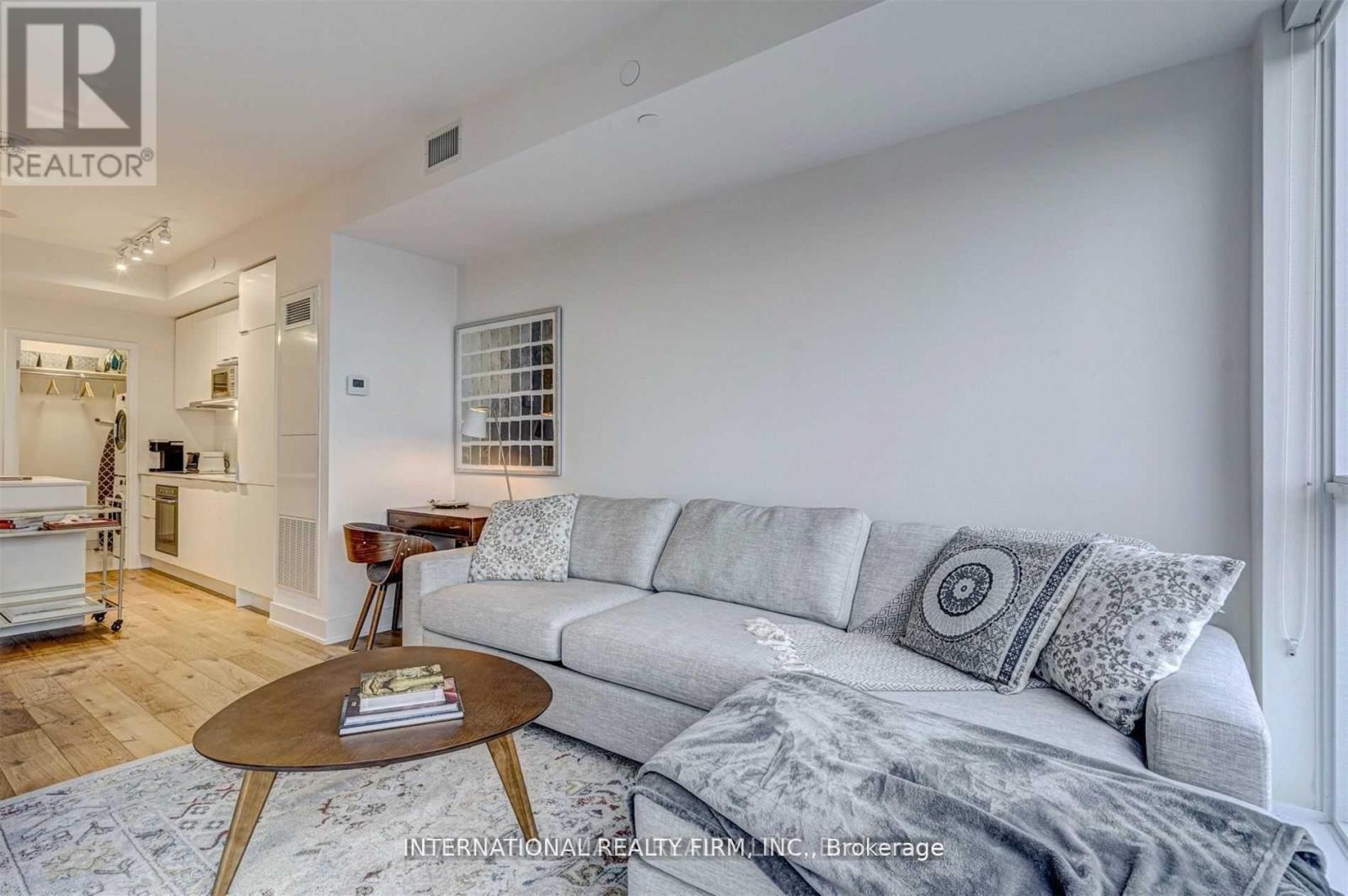 1903 - 88 Cumberland Street, Toronto, ON - Indoor Photo Showing Living Room