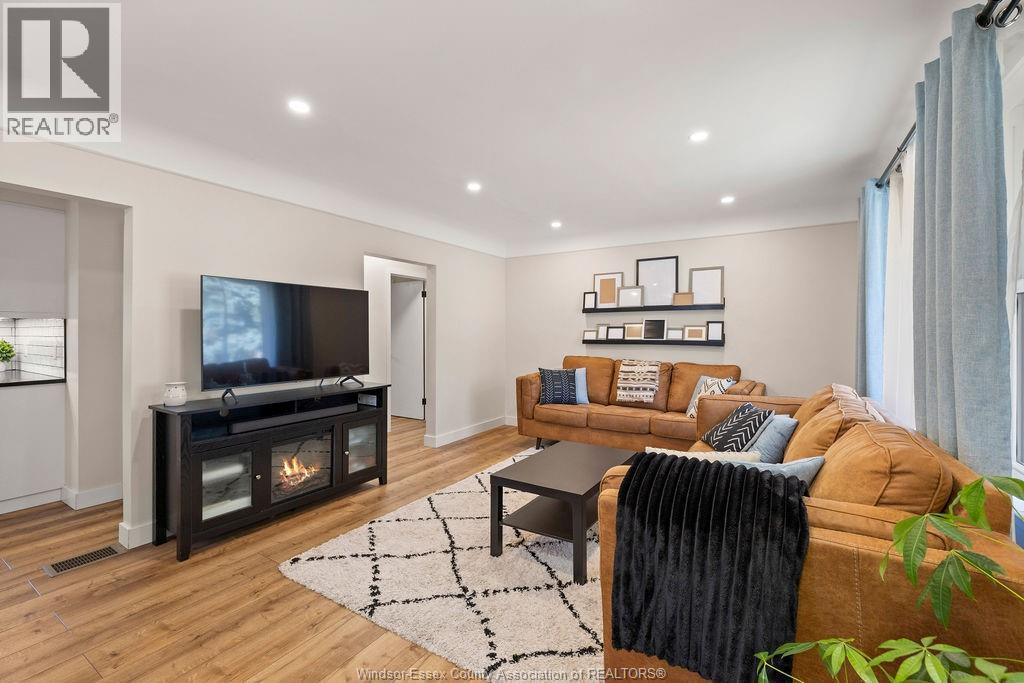 3429 Dominion, Windsor, ON - Indoor Photo Showing Living Room