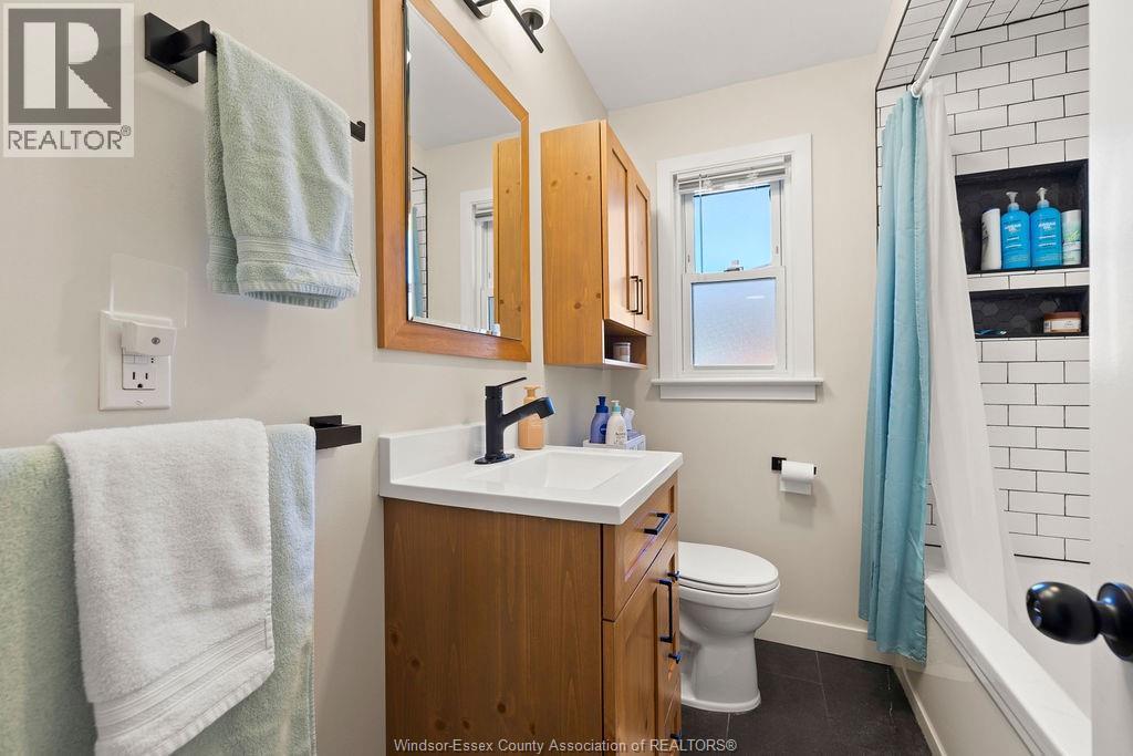 3429 Dominion, Windsor, ON - Indoor Photo Showing Bathroom