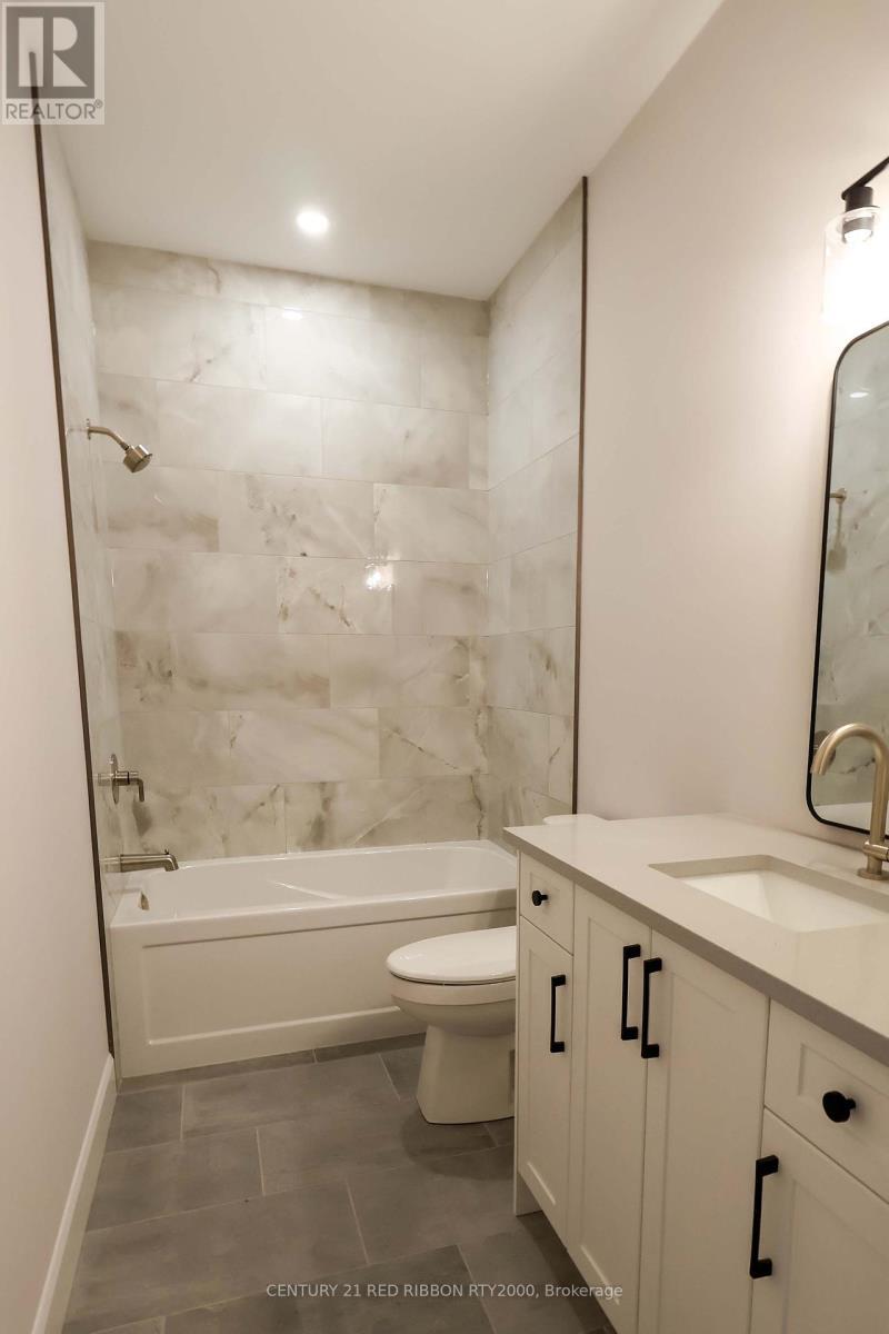 22 - 430 Head Street N, Strathroy-Caradoc (Ne), ON - Indoor Photo Showing Bathroom